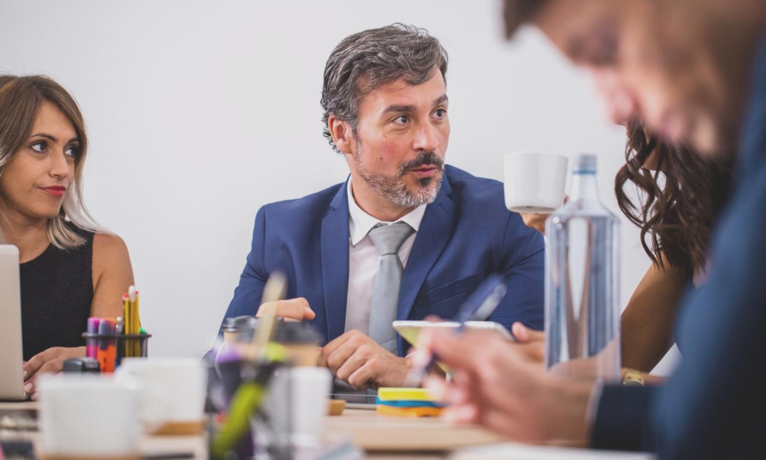 Équipe clariconventarvioxenta lors d'une session de travail collaboratif dans nos bureaux parisiens